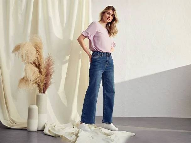 Jeans och blus.