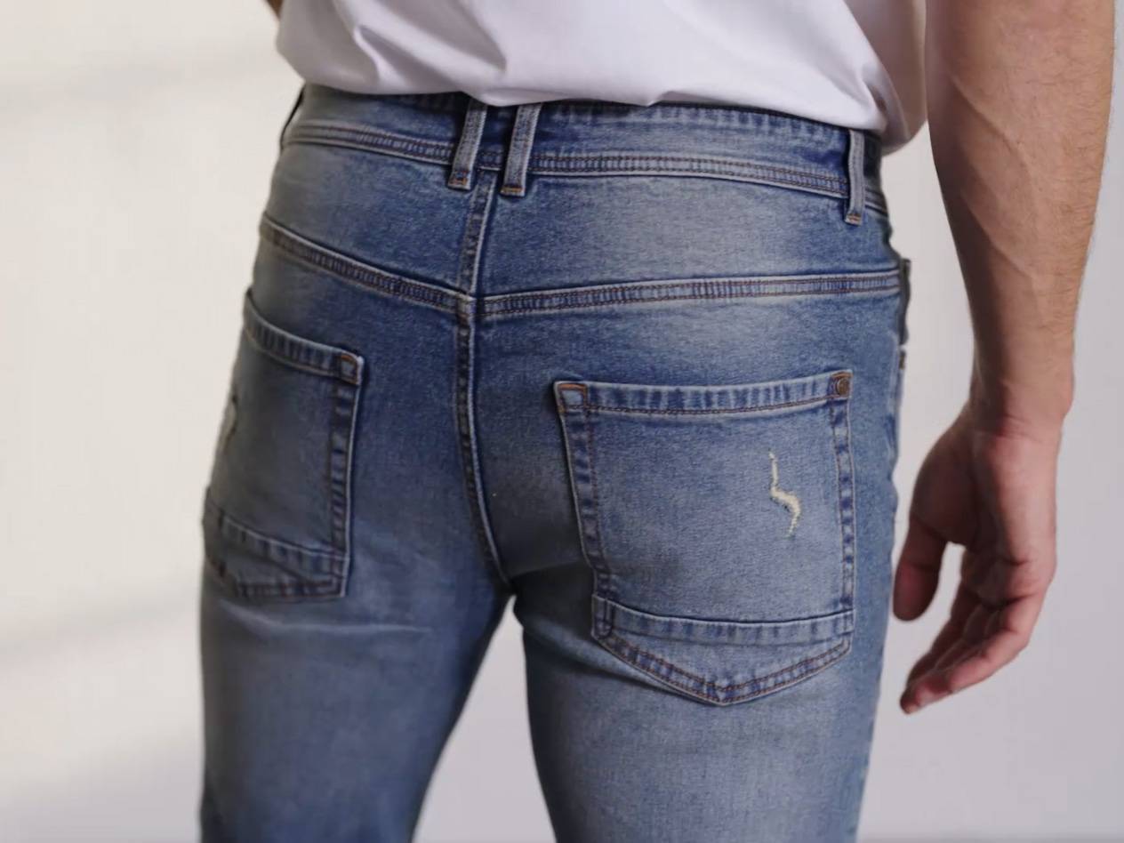 Ljusblå jeans.