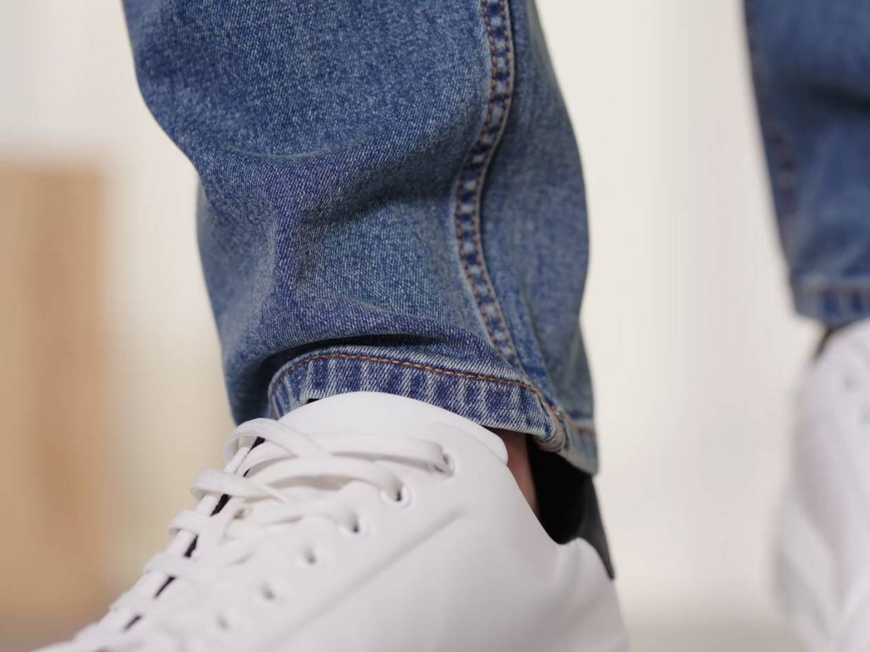 Jeans och vita sneakers.