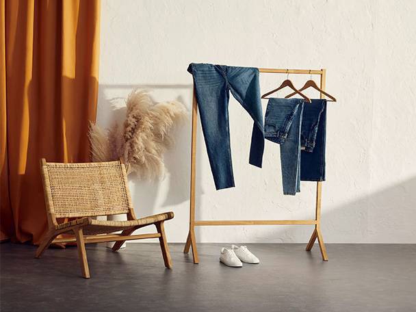 Jeans, rottingstol, träfack.