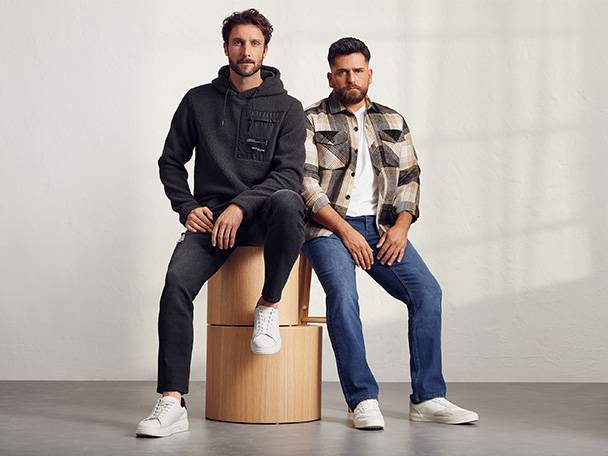 Herrkläder: jeans och hoodies.