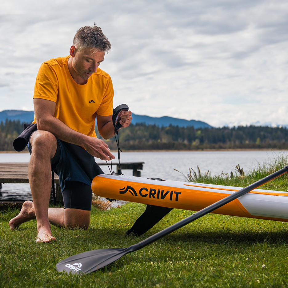 Crivit SUP-bräda och paddel, förberedelser för vattensport.