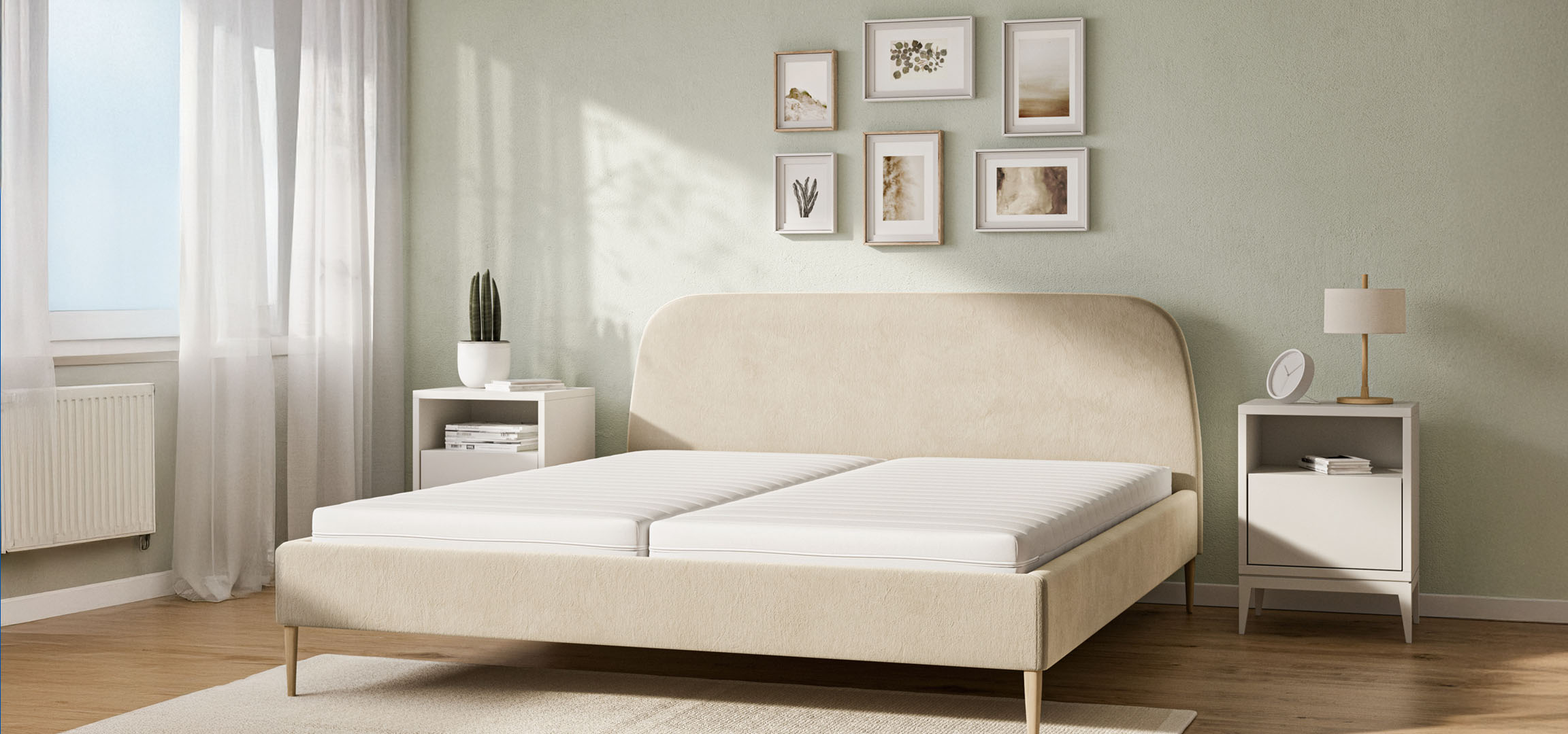 Cama bege com colchão em um quarto.