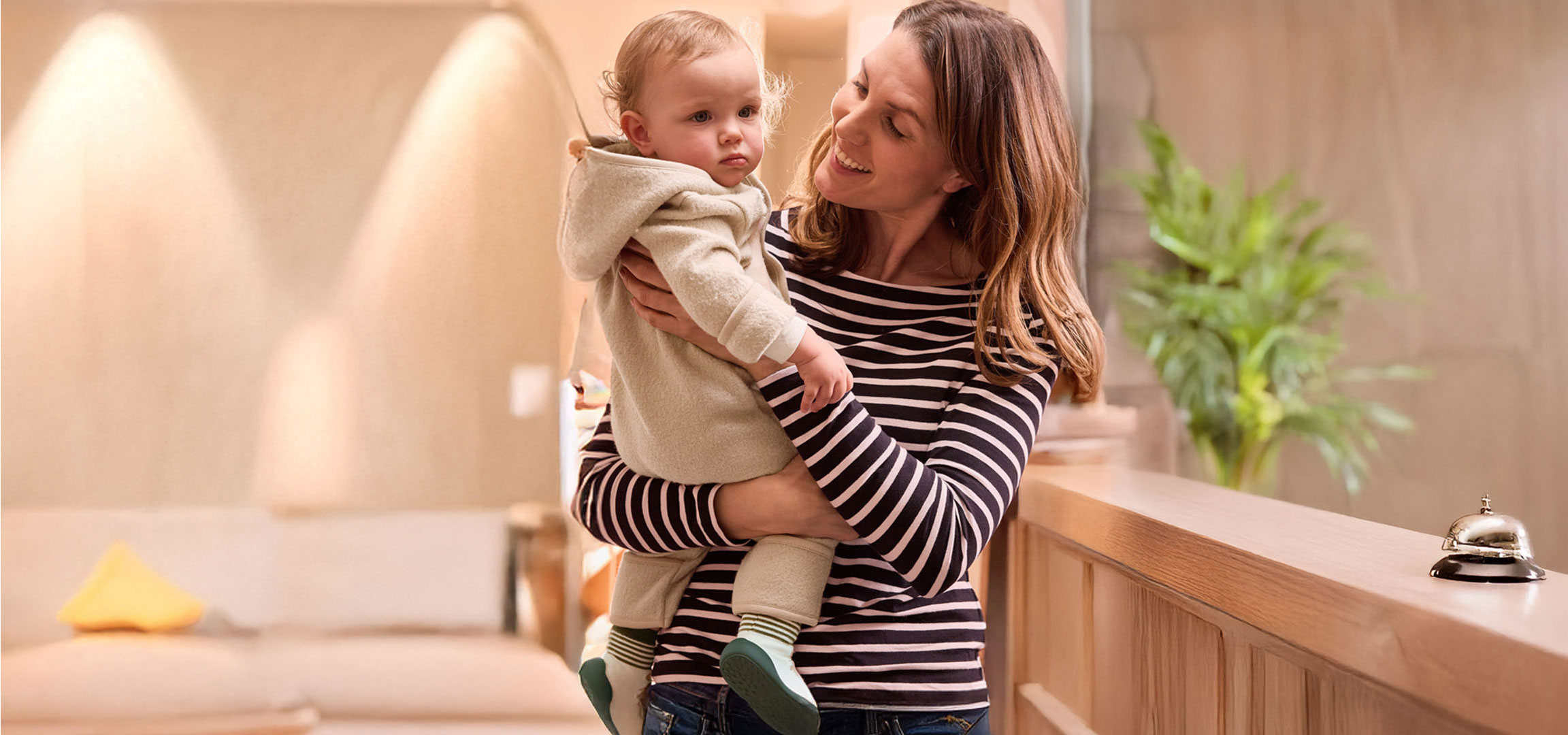 Mãe segurando um bebê em um hotel.