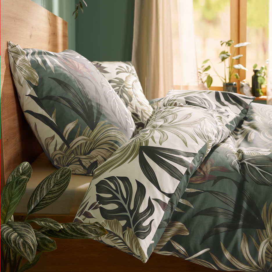 Tropisk sängkläder med palm blad.