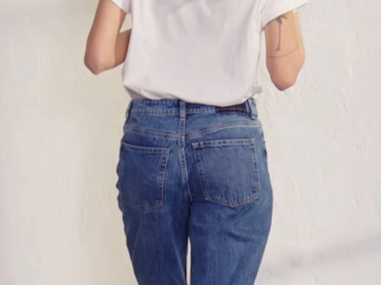 Jeans och vit t-shirt.
