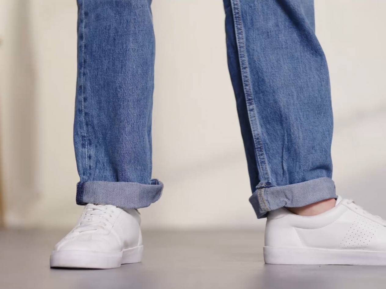 Jeans och vita sneakers.