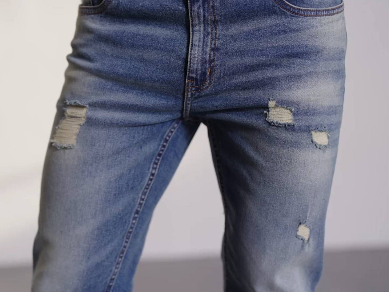 Jeans med slitningar.