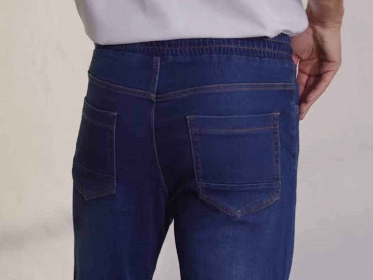 Jeans med elastisk midja.
