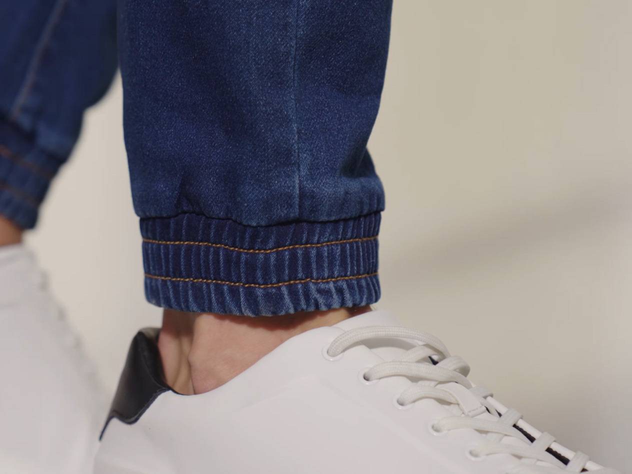Jeans och vita sneakers.