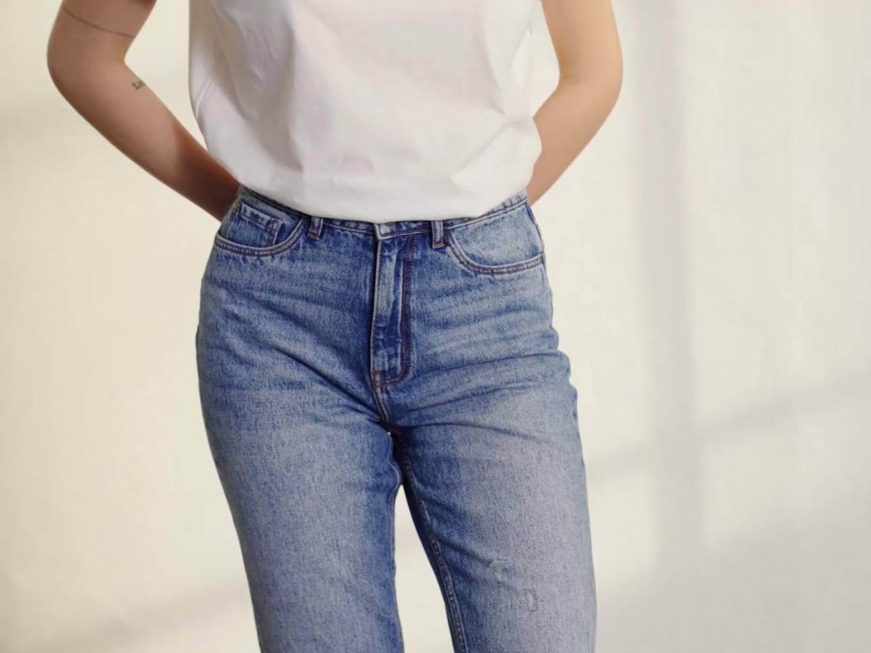 Jeans och vit t-shirt.