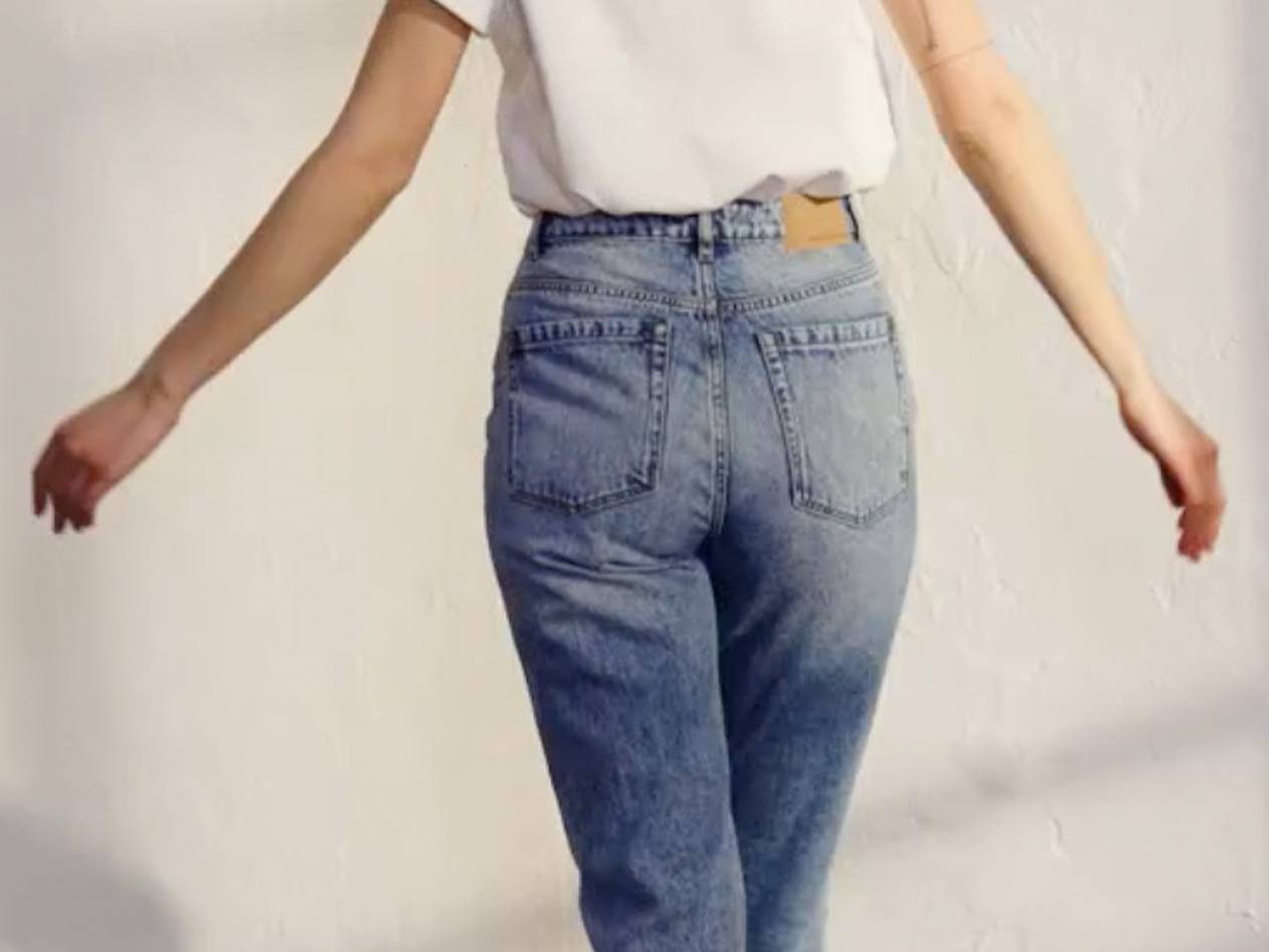 Jeans och vit t-shirt.