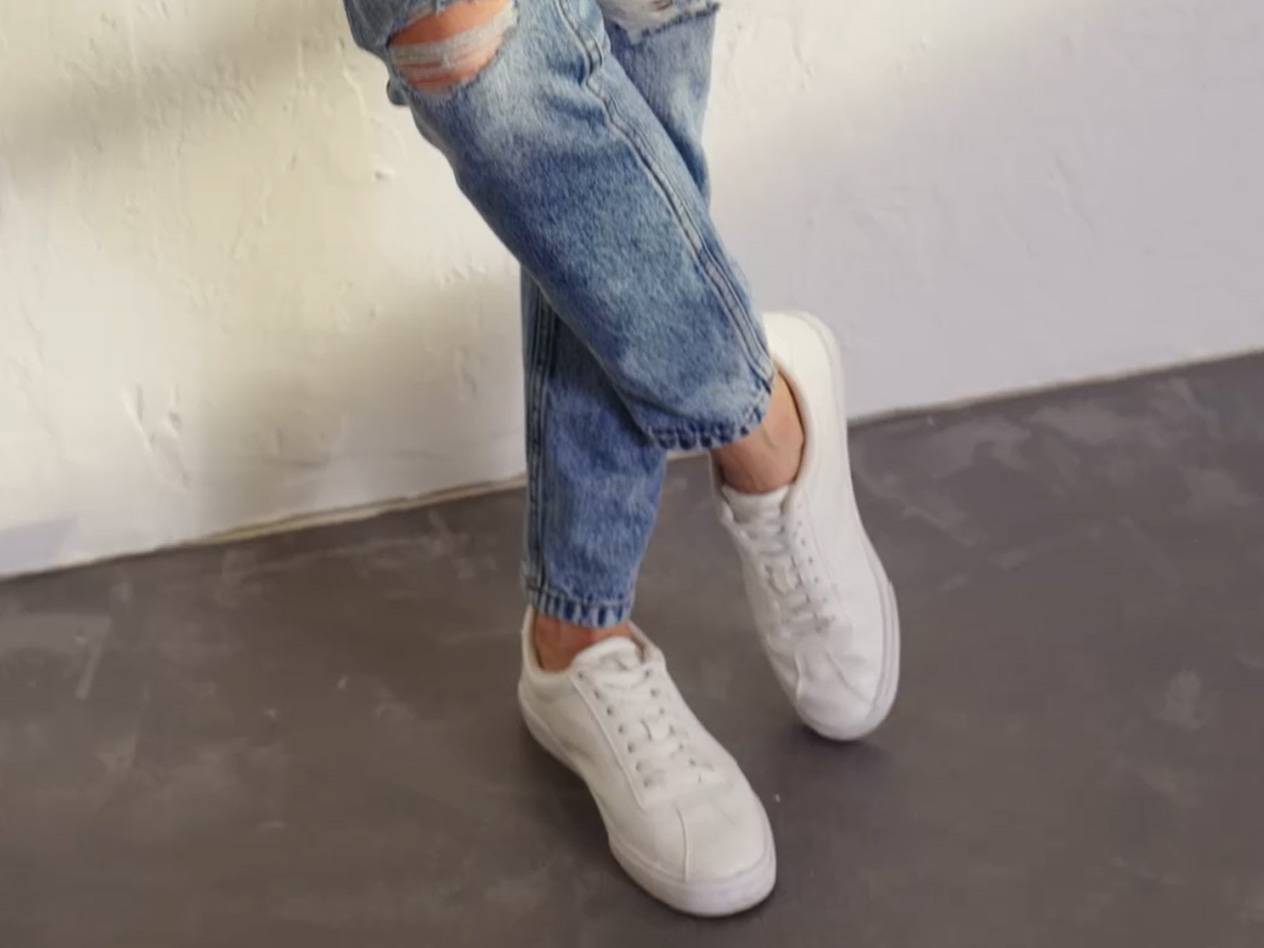 Jeans och vita sneakers.
