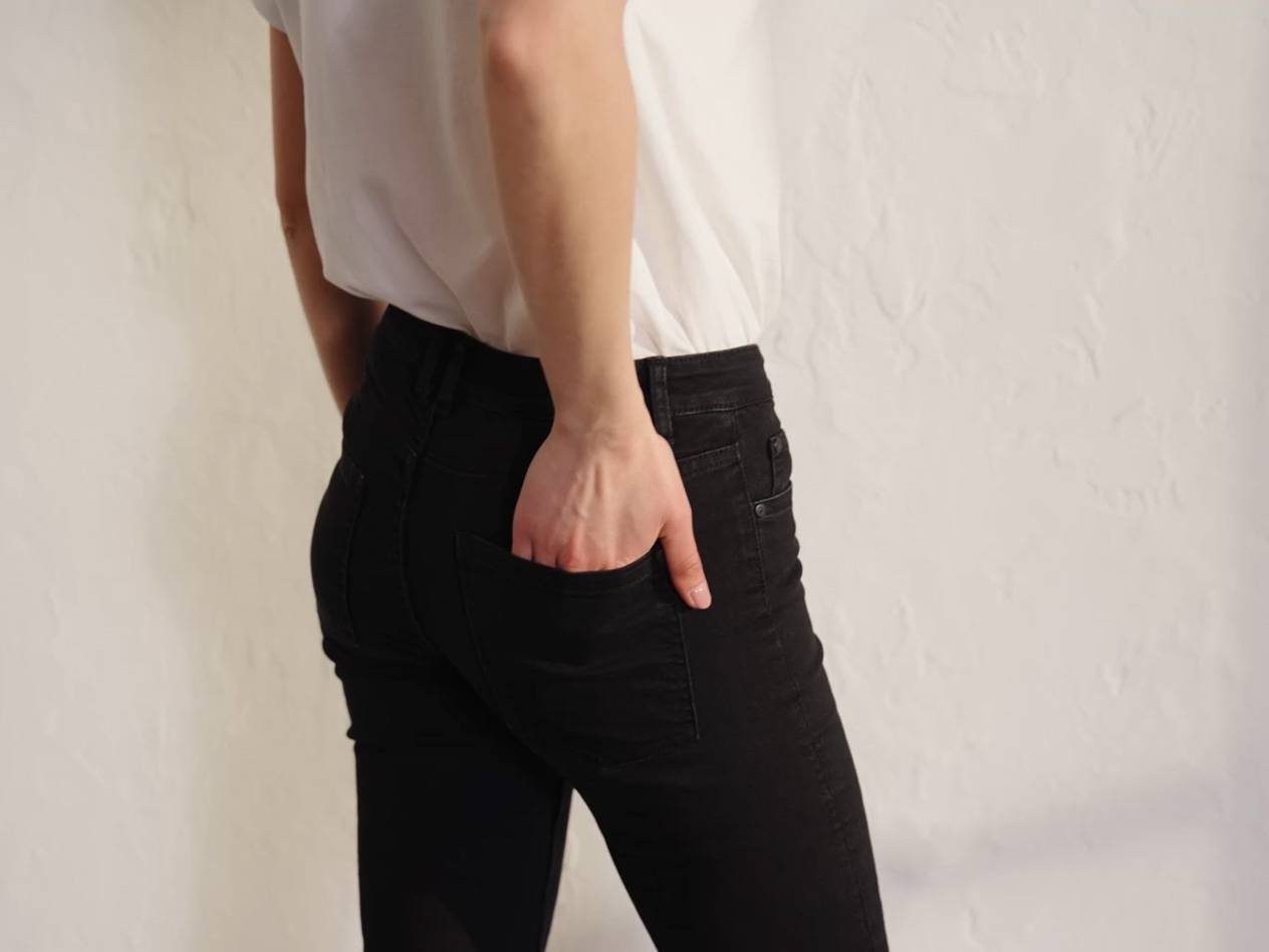 Svarta jeans och vit t-shirt.