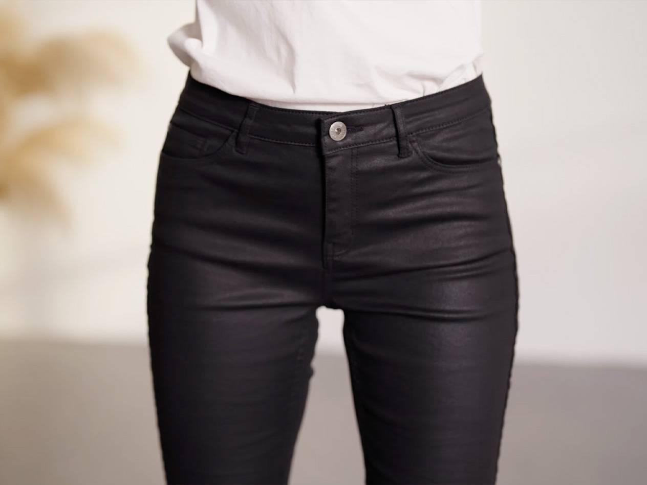 Svarta skinny jeans.