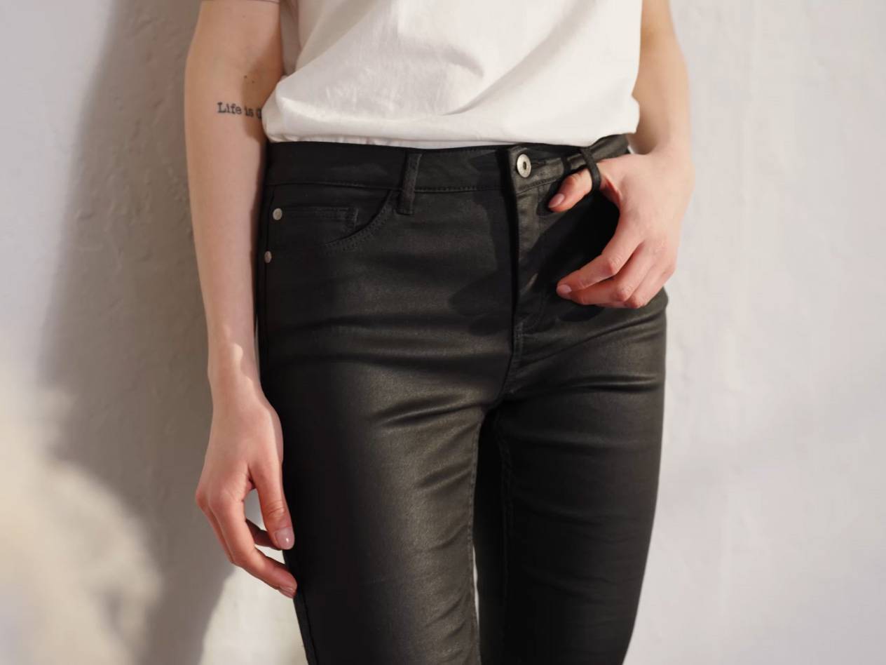 Svarta jeans.
