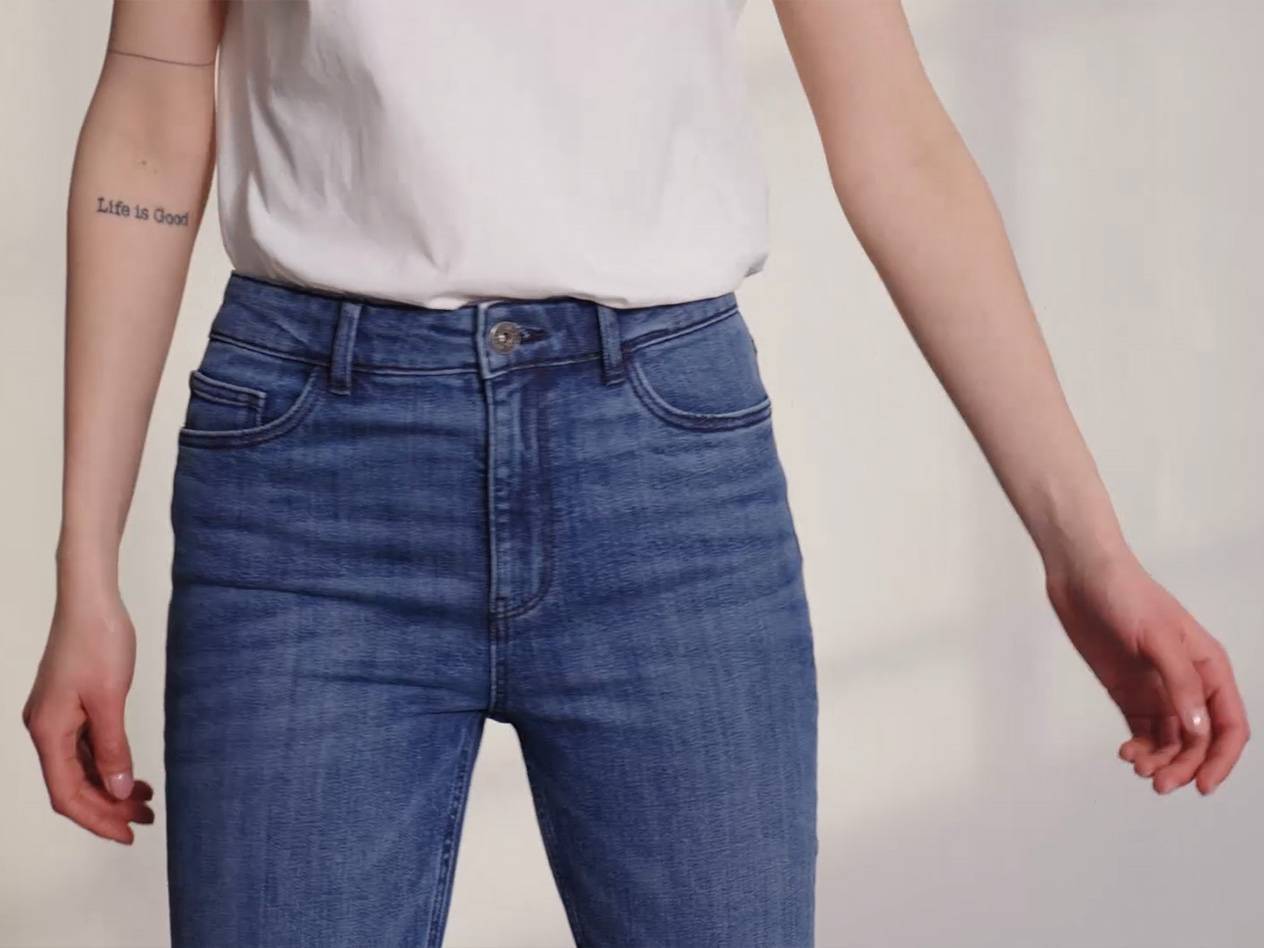 Jeans och vit t-shirt.