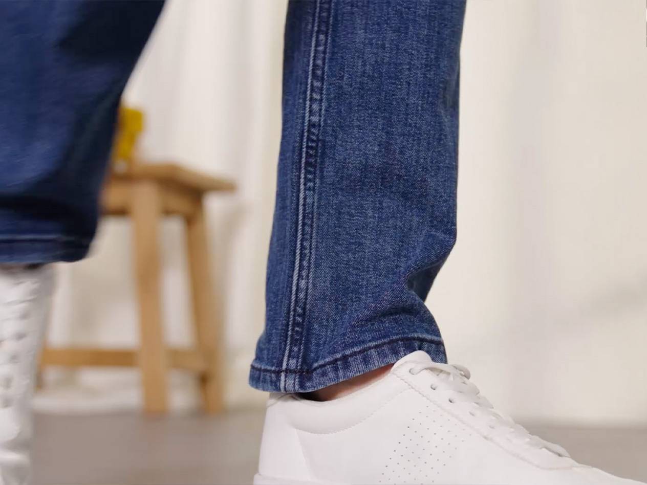 Jeans och vita sneakers.