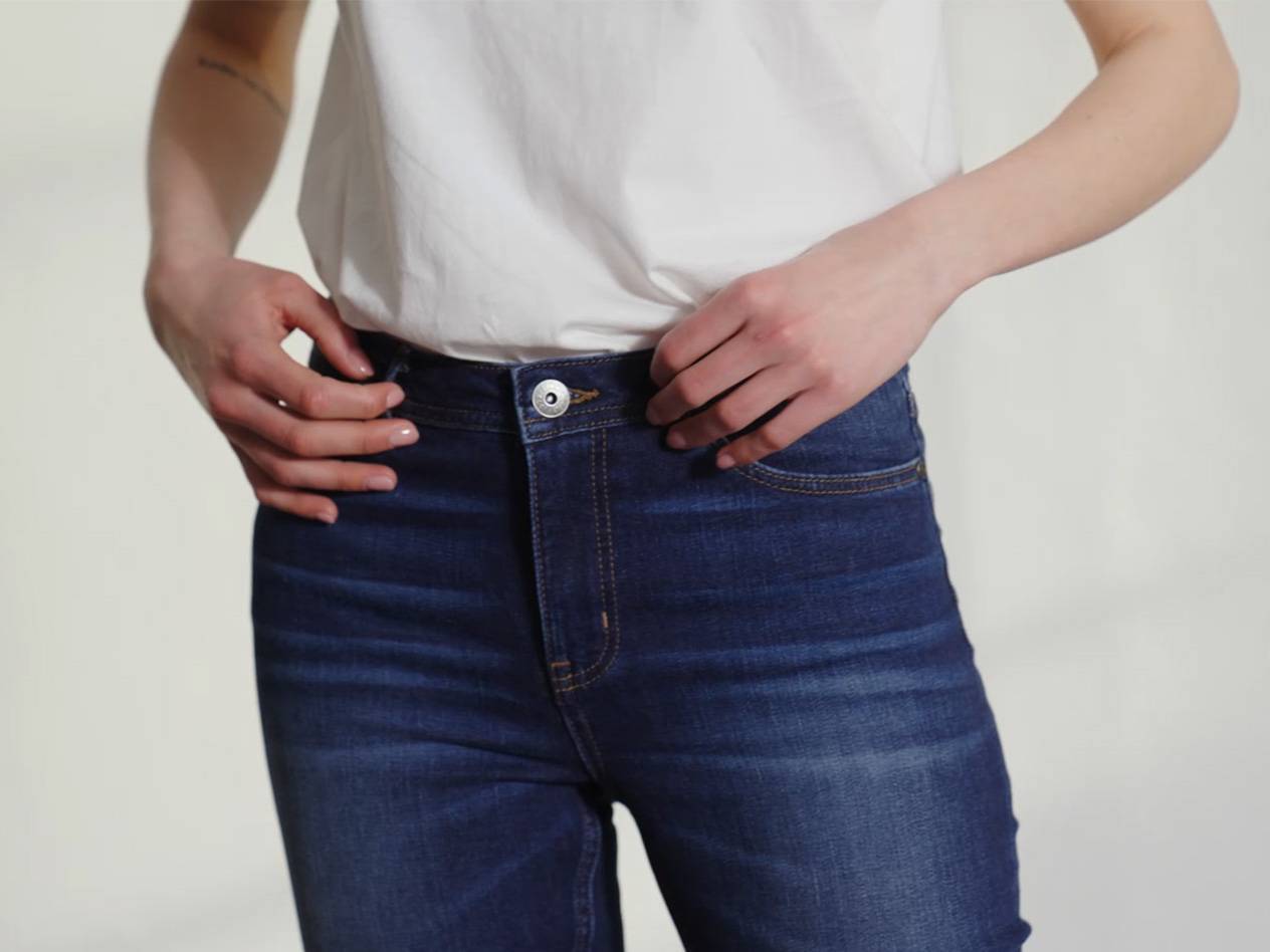 Jeans och vit t-shirt.