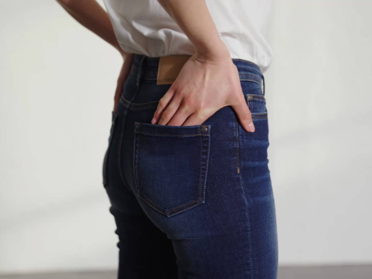 Jeans och en vit skjorta.