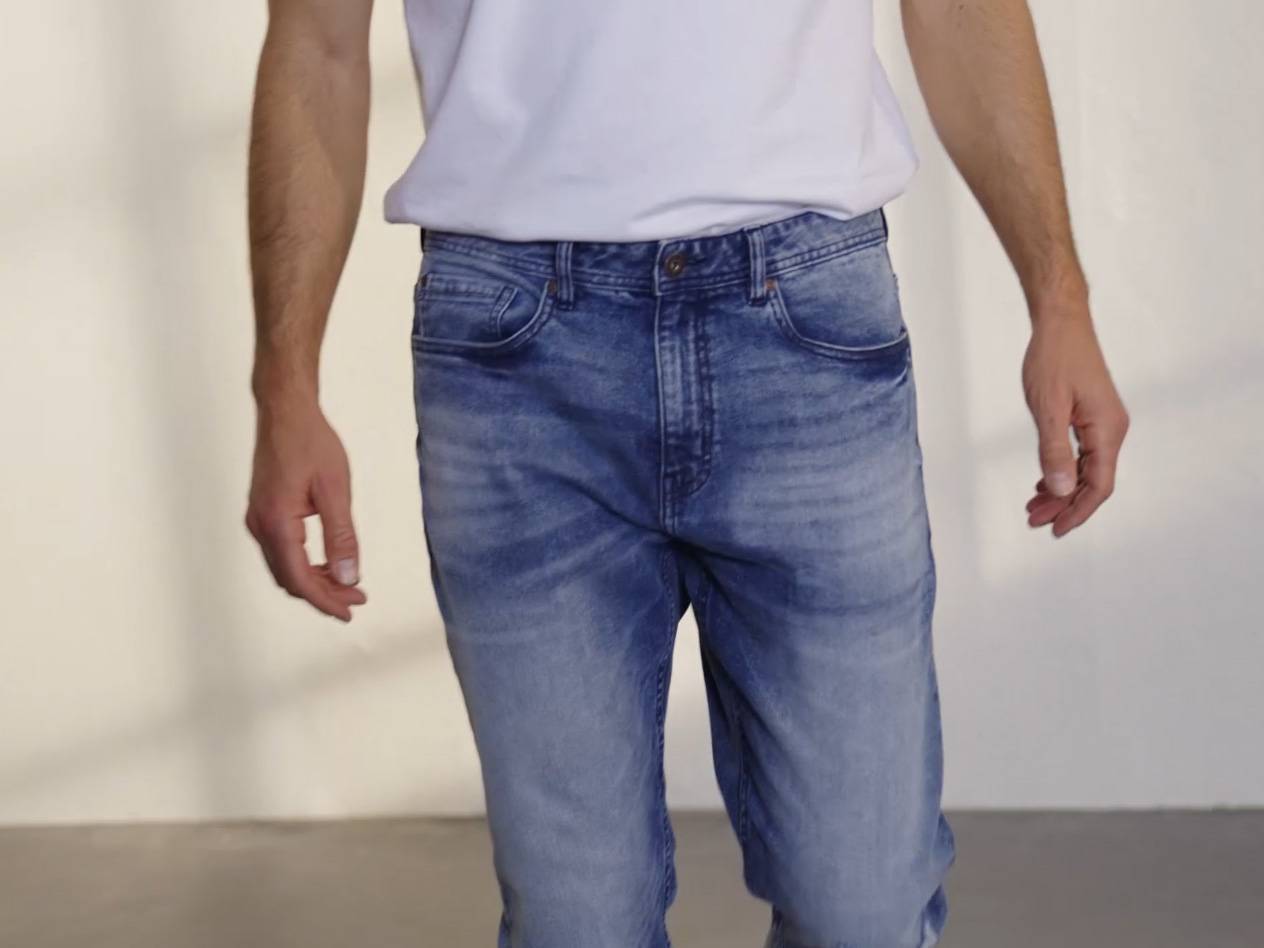 Ljusblå jeans.