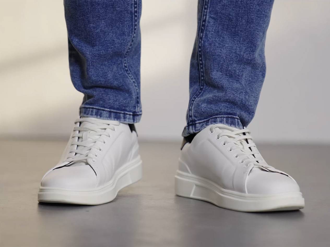 Vita sneakers med jeans.