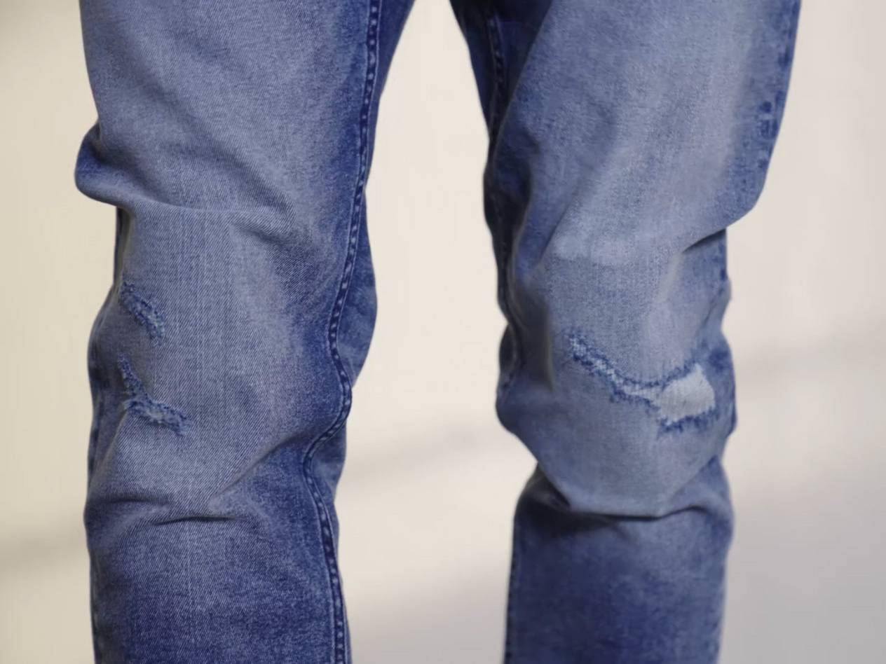 Jeans med slitningar.